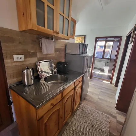 йони Apartment *