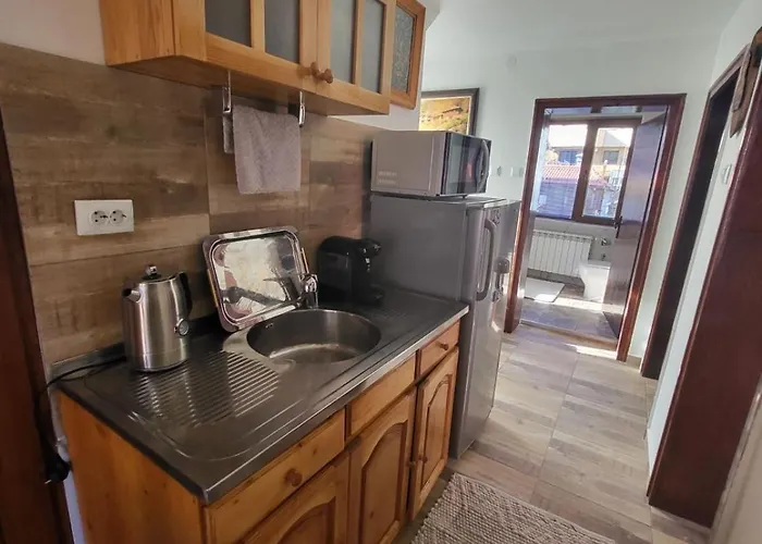 йони Apartment *